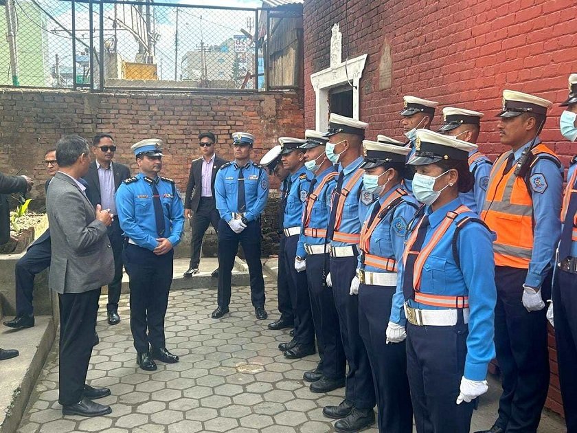 महानगरले भत्काउन खोजेको थापाथलीस्थित ट्राफिक कार्यालयमा पुगे गृहमन्त्री