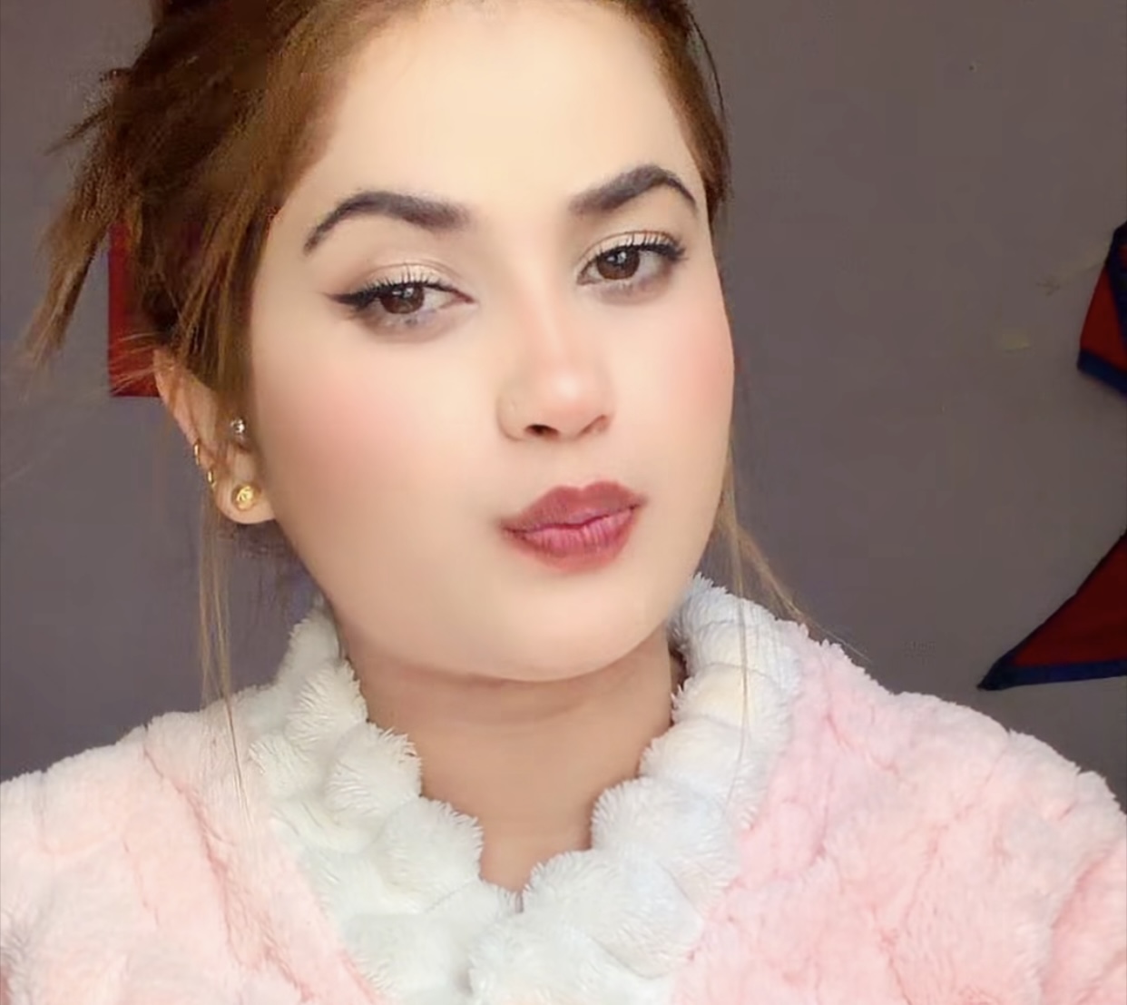 पेट भरेर खान दिनुभयो, बस्न दिनुभयो, त्यसका लागि हार्दिक धन्यवाद :गायिका एलिना चौहान