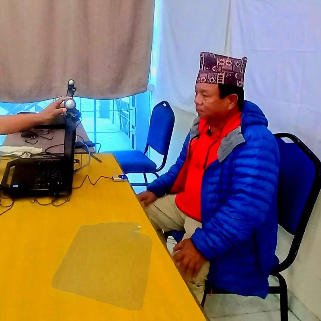 ७० वर्षको उमेरमा शिक्षामन्त्री महावीर पुनले बनाए भोटर कार्ड