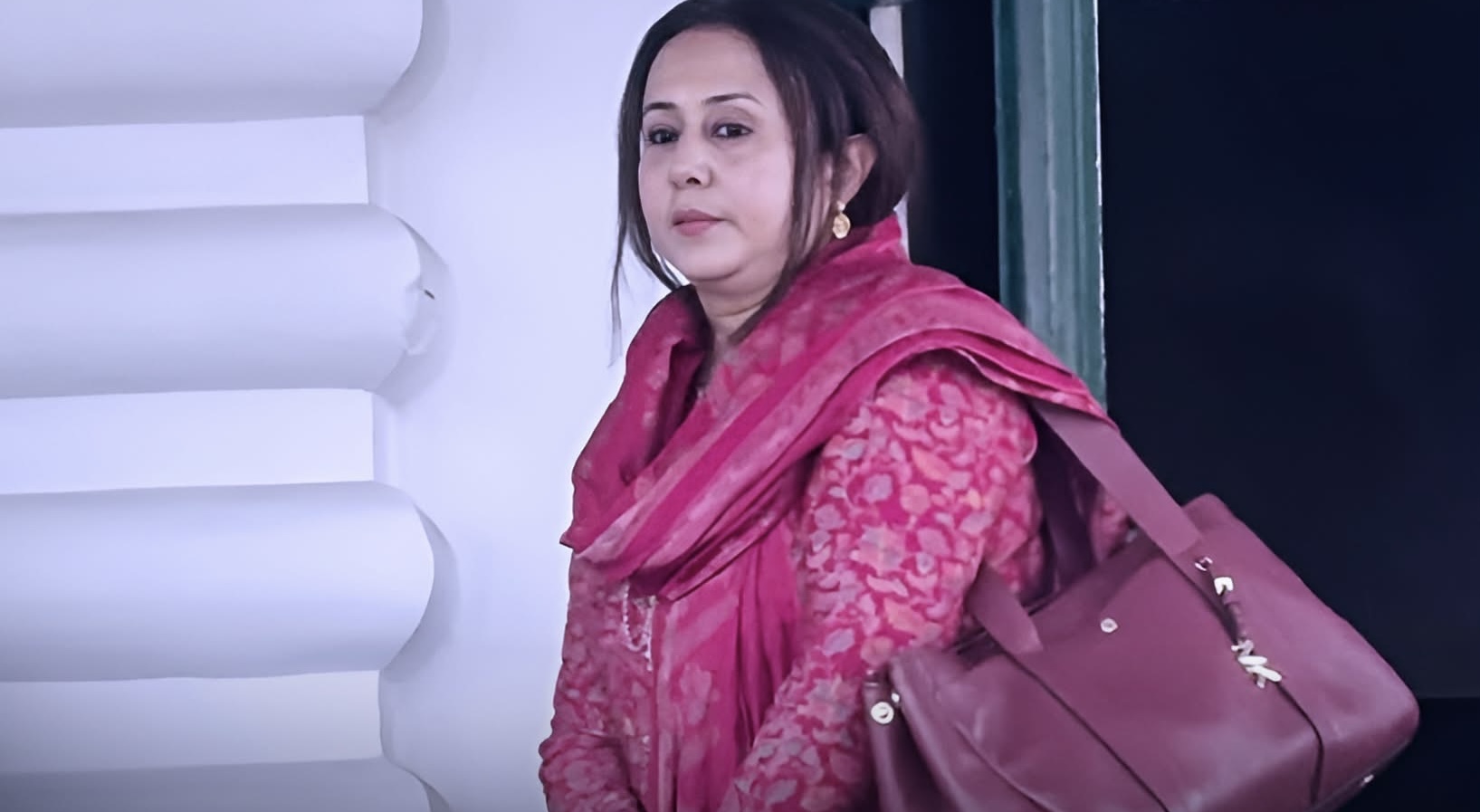 रवि लामिछानेलाई सिंहदरबारमा सोधपुछका लागि ल्याइएपछि श्रीमती निकिता पौडेल पनि सिंहदरबार पुगिन्