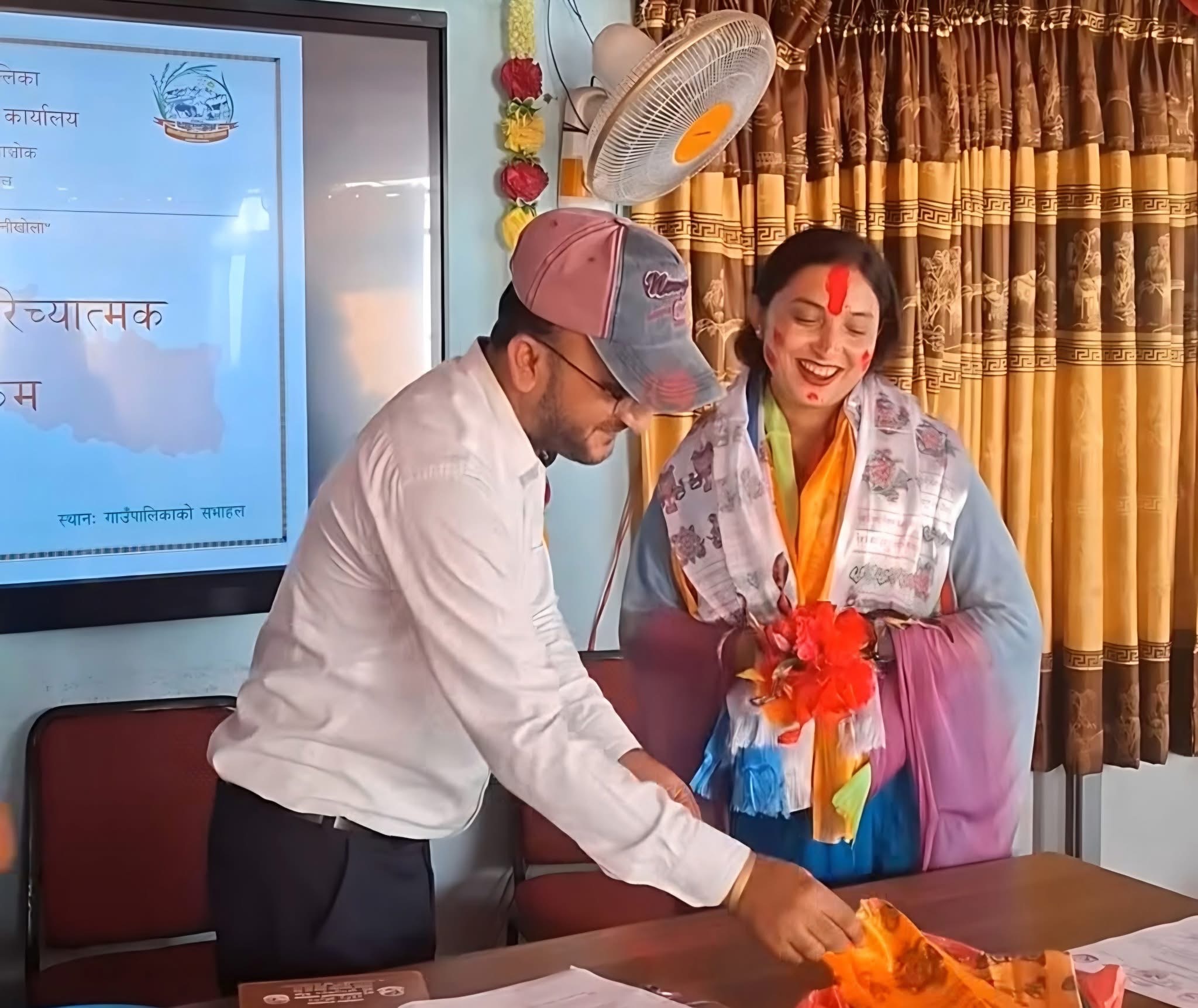 आफ्नै श्रीमती आफ्नै कार्यालयमा महिला विकास निरीक्षक बनेर आएपछि श्रीमानले गरे  स्वागत