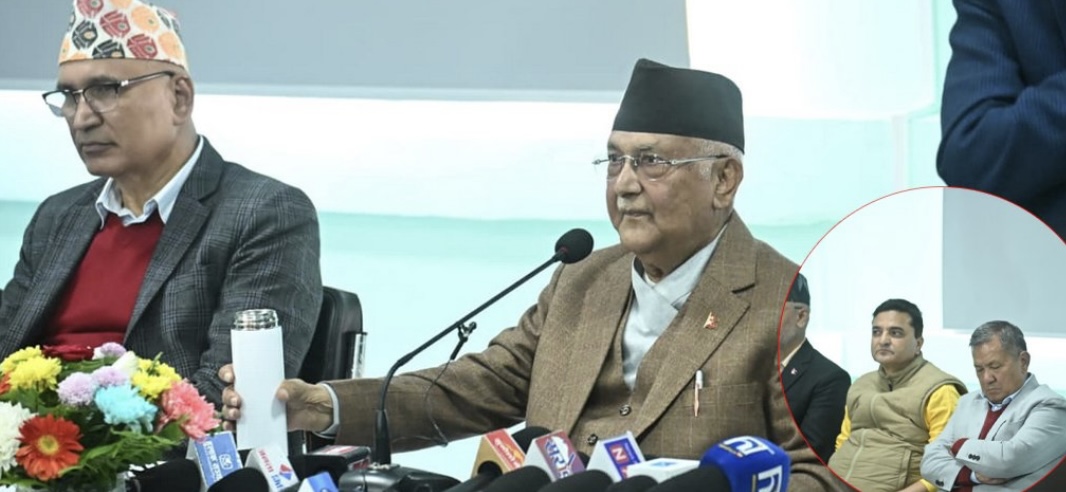 केपी ओली बोलिरहँदा निदाए पृथ्वीसुब्बा गुरुङ