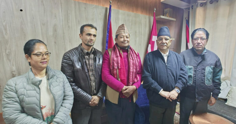 एमाले नेता मल्ललाई प्रचण्डले नेपाली कम्युनिष्ट पार्टीमा भित्र्याए