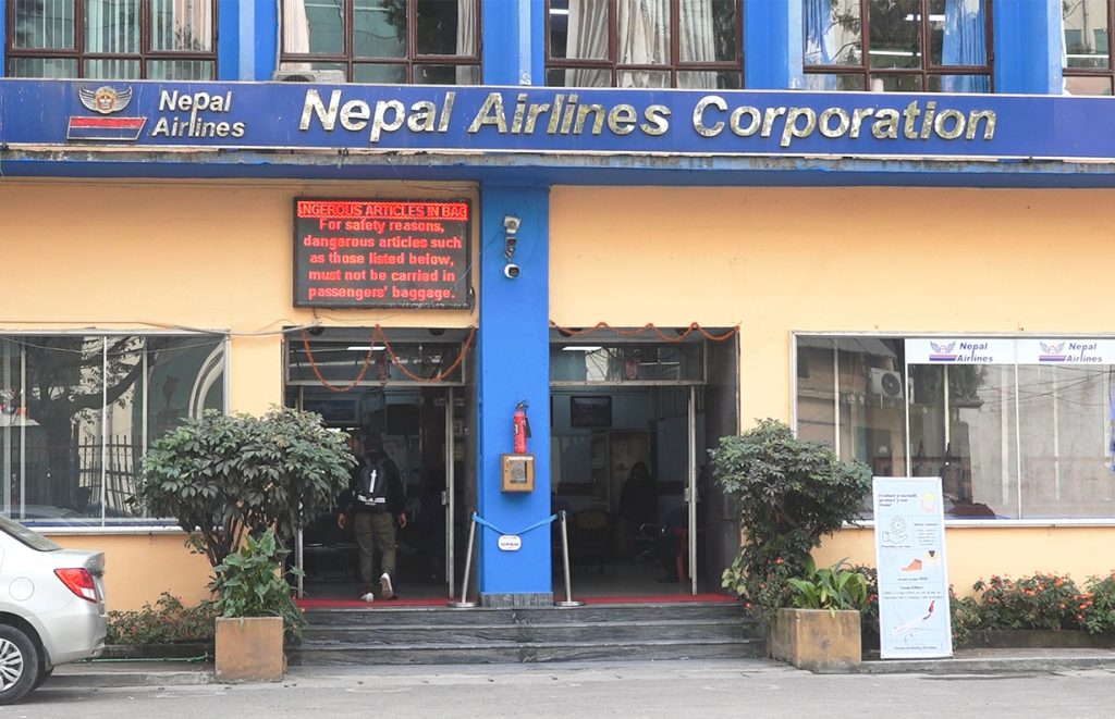 नेपाल वायु सेवा निगमका विमान परिचालकले  साढे ८ तोला सुन बोकेको भेटिएपछि