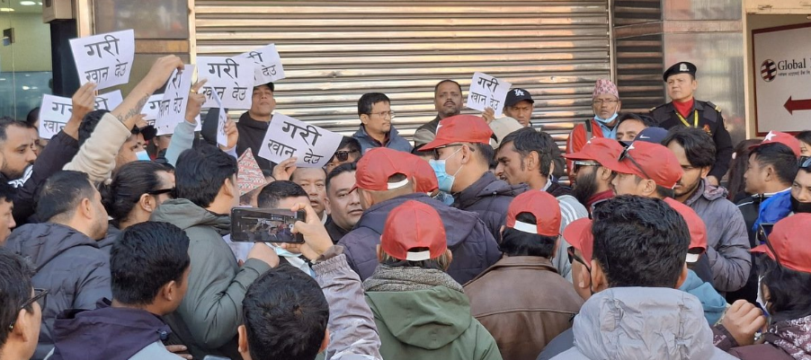 प्रचण्ड–माधवले सम्बोधन गर्ने पोखराको सभास्थलमा व्यापारीको विरोध