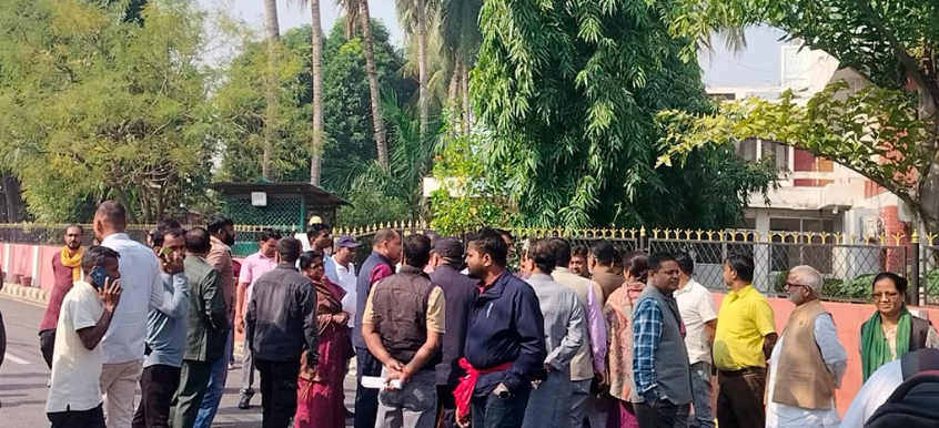 मुख्यमन्त्री नियुक्तिको विरोधमा तोडफोड र नाराबाजी