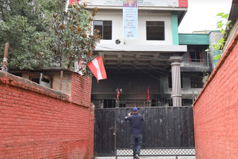 ‘पार्टीलाई बन्धक बनाउन पाइँदैन’ भन्दै कांग्रेस मुख्यालयको गेटमा तालाबन्दी