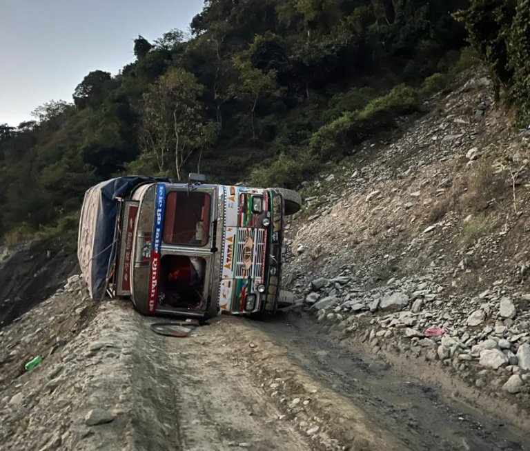 ब्रेकफेल भएर सडकमै पल्टिएयो ट्रक, हेटौँडा–काठमाडौं सडक ठप्प