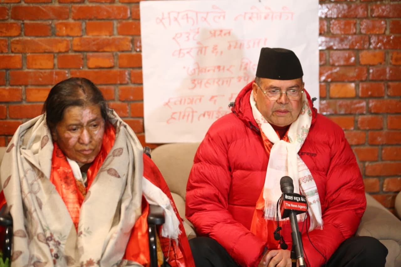 नेपाल फर्किइन् पूर्वप्रधानमन्त्री झलनाथ खनालकी पत्नी रविलक्ष्मी