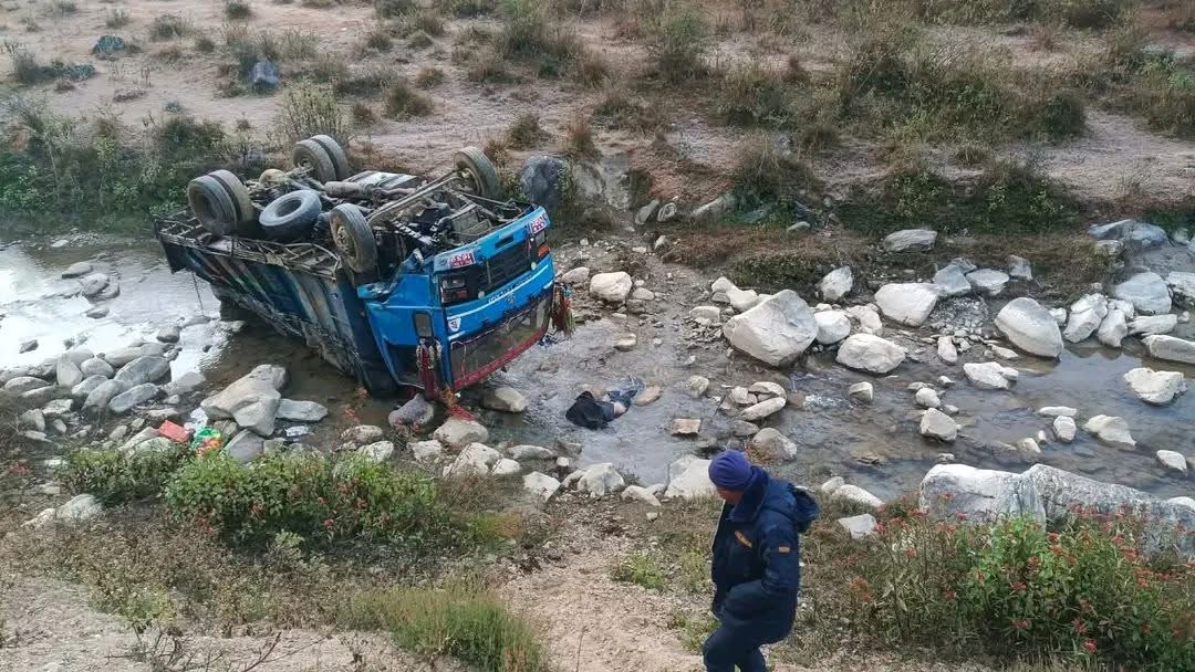 नदीमा ट्रक खस्दा चालकको मृत्यु