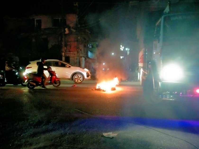 सडक विस्तारको विरोधमा पूर्वसांसद कंसकारको परिवारद्वारा सडक अवरुद्ध