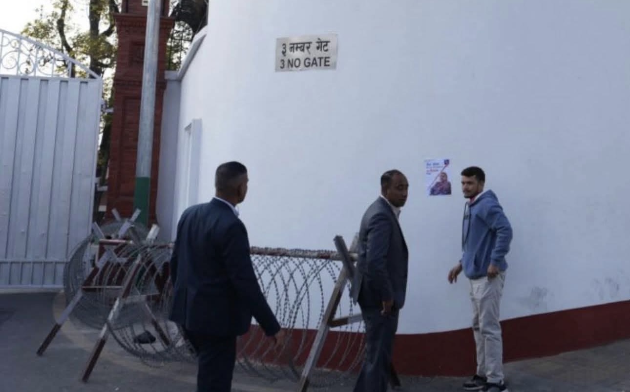 प्रधानमन्त्रीको राजीनामा माग्दै बालुवाटारको गेटमा पर्चा टाँस्ने युवा पक्राउ, मिराजको टोली भद्रकालीमा