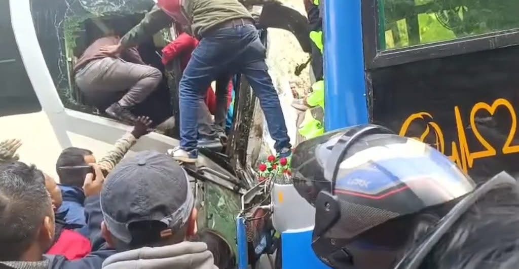 मलेखु–मुग्लिङ सडकखण्ड अन्तर्गत बेनीघाटमा दुईवटा बस ठोक्कियो