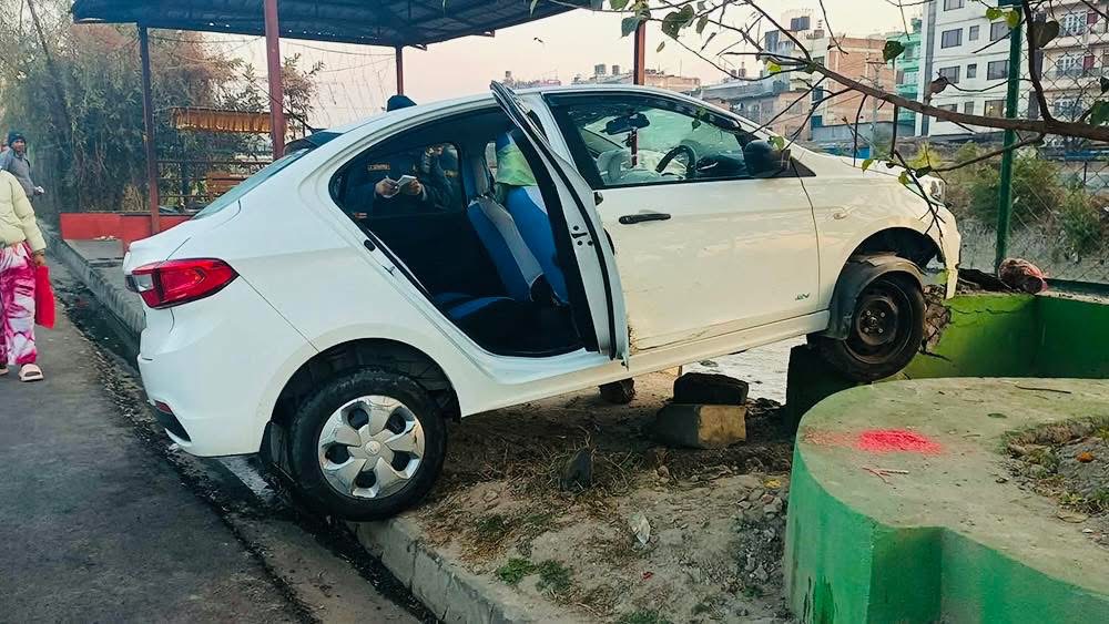 चालकबिनाको ट्याक्सी आफै गुड्दा यसरी भयो दुर्घटना