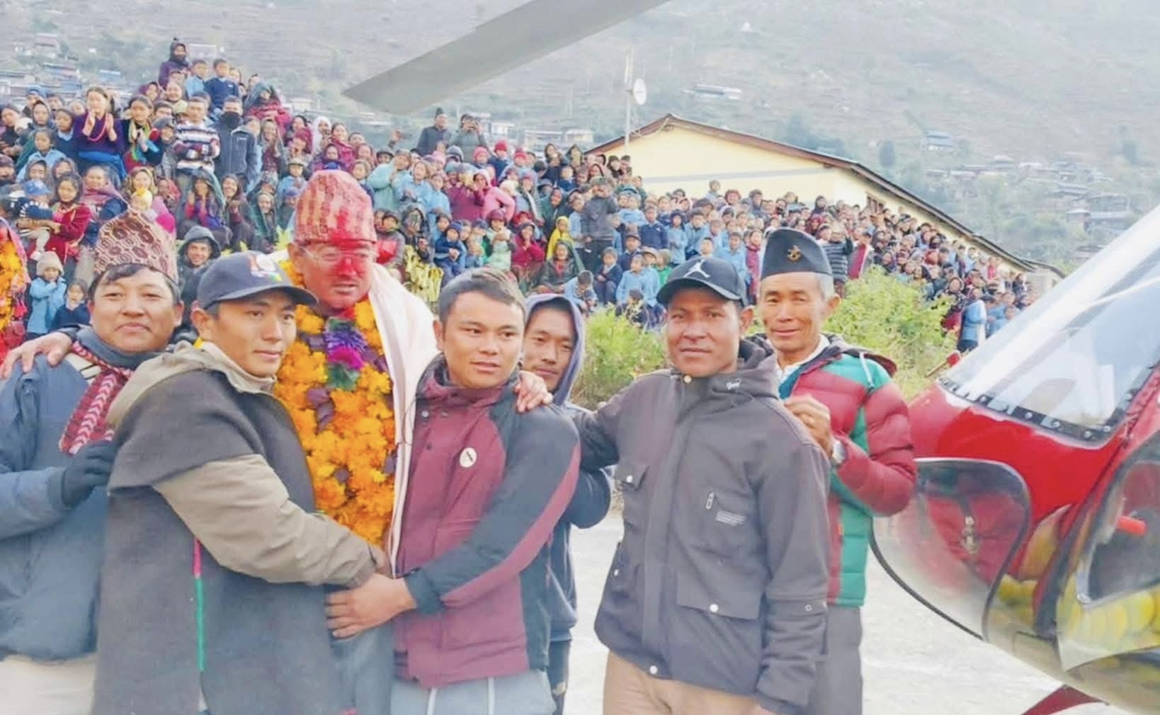 स्कुलबाट रिटायर भएका शिक्षकलाई हेलिकप्टरमा उडाएर बिदाई