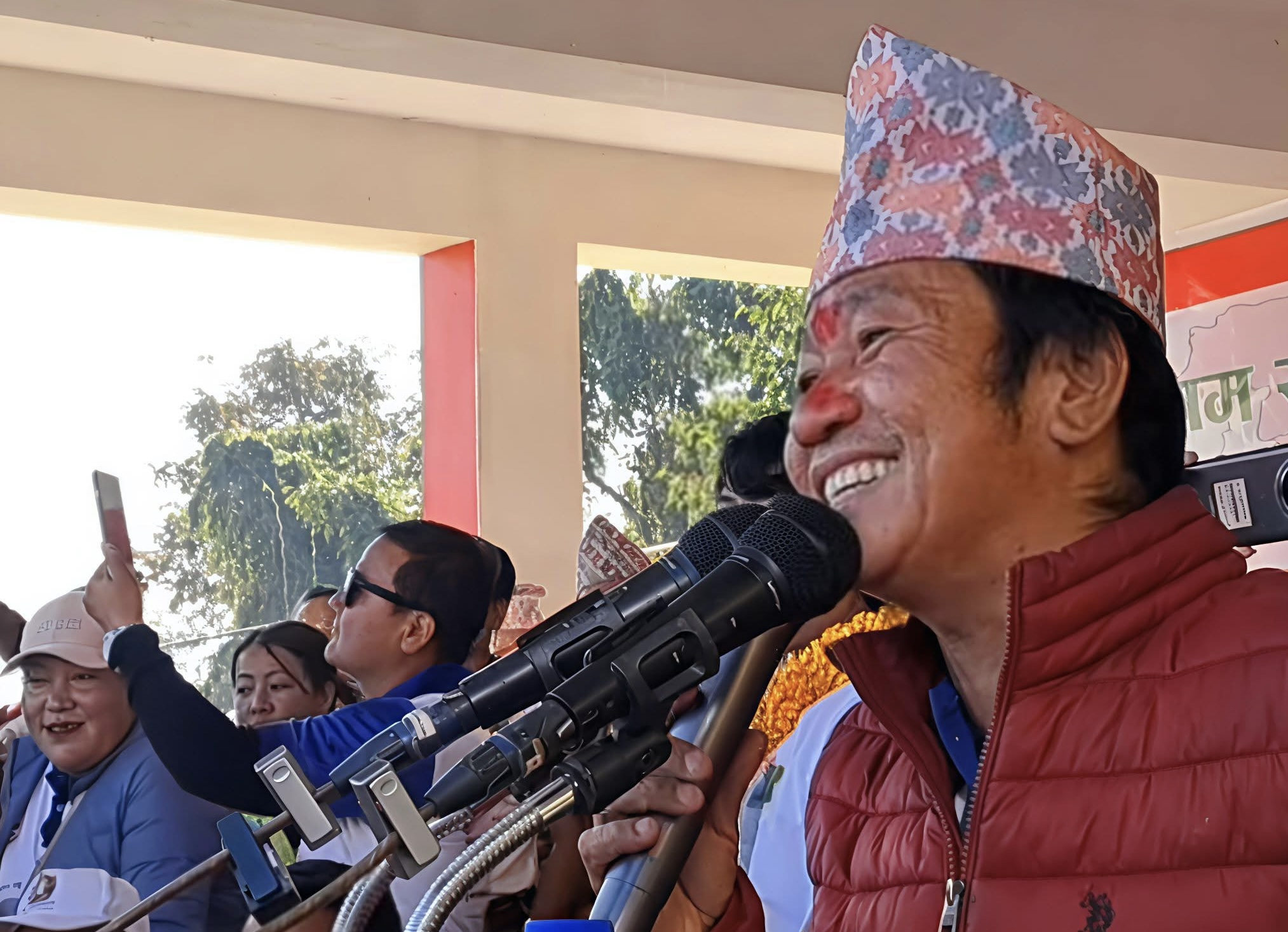 मेयर हर्क साम्पाङ खोटाङमा बोल्दाबोल्दै लाइन गएपछि भने – “सबैजना हाँसिदिउँन हाम्रो ऊर्जामन्त्री कुलमानजीलाई हा हा हा हा