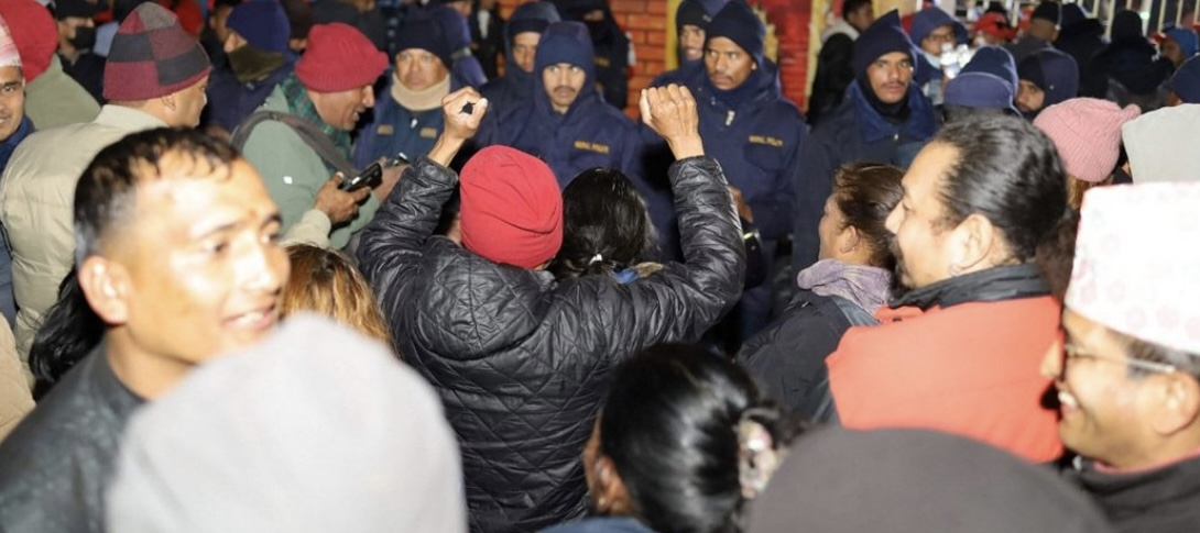 मतदानस्थलमा दिनभर : ओली ज्योतिसंग गफिए, मतदाताले भोट हाल्न ३ घण्टा लगाए