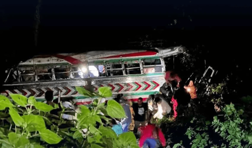 यात्रुवाहक बस खोँचमा खस्दा १५ जनाको मृत्यु, १९ घाइते
