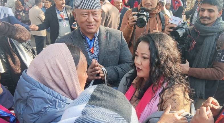 एमाले महाधिवेशनको लाइनमै छिरेर मत माग्दै ज्योति मगर