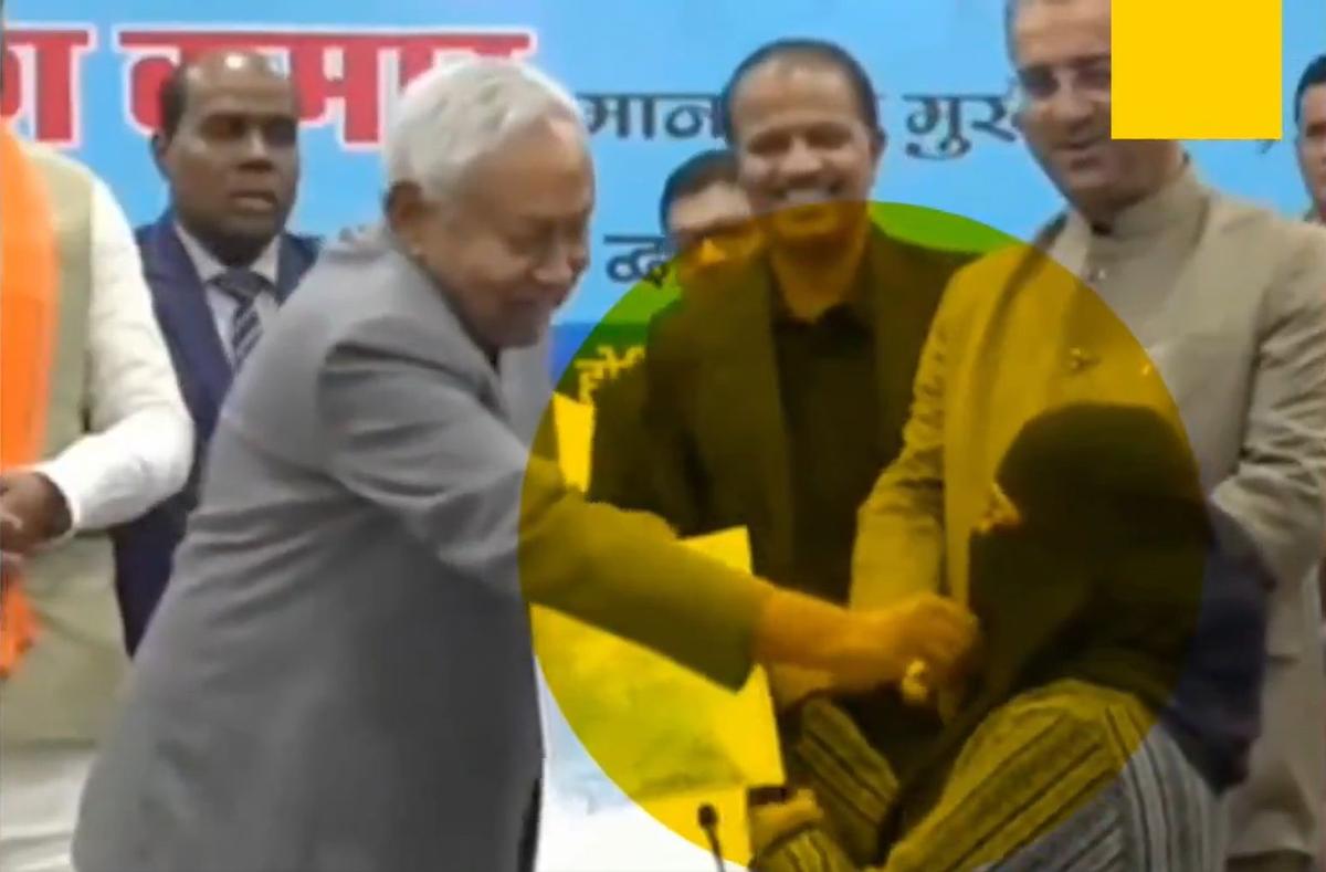 मुख्यमन्त्रीले महिला डाक्टरको हिजाब तानेपछि