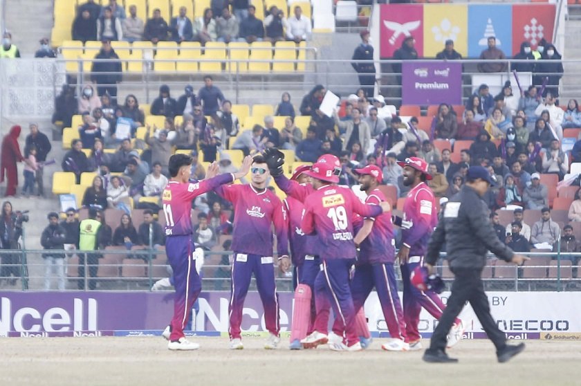 लगातार विकेट गुमाउँदै कर्णाली, आदित्यलाई एकै ओभरमा दुई विकेट