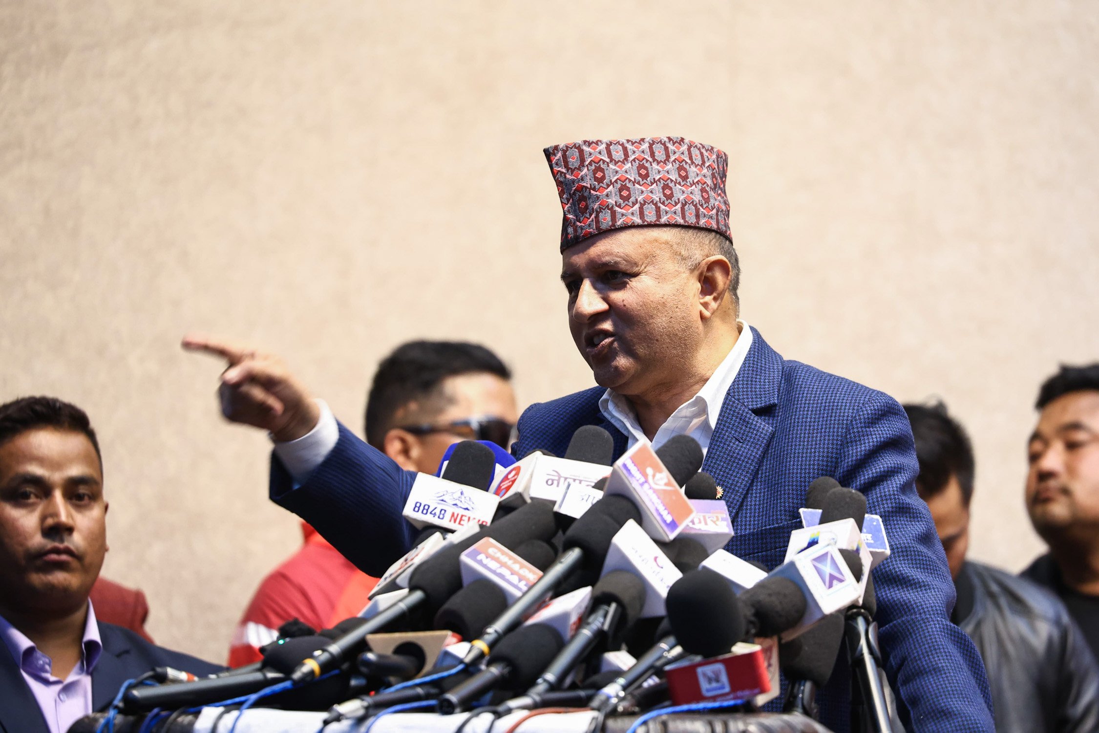 शङ्करको प्रश्न– मन्त्रीबाट राजीनामा नदिई कुलमानलाई उपसभापति बनाउनु कति उचित हो ?