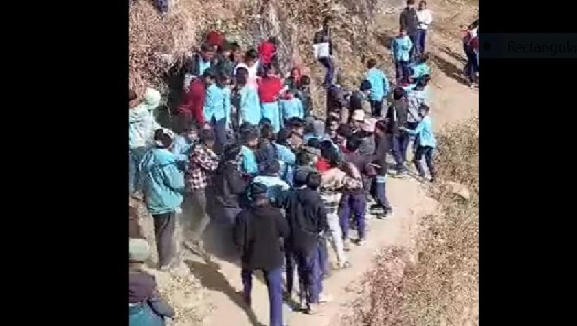 विद्यार्थीले शिक्षकलाई कुटपिट गर्दै खोला किनारमा लगेपछि…