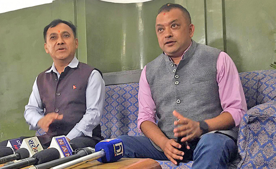 कांग्रेसको विशेष महाधिवेशन पक्षधरले पत्रकार सम्मेलन गर्दै