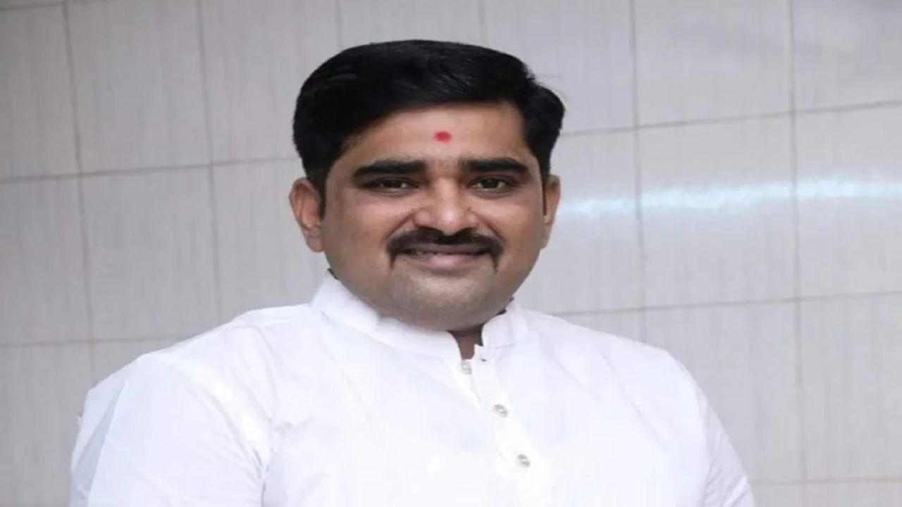 चुनाबमा टिकट पाउनका लागि ८ दिनमा ३ पार्टी परिवर्तन