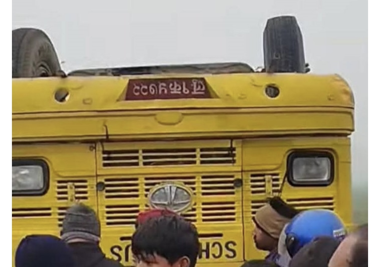 विद्यार्थी बोकेको बस पल्टियो