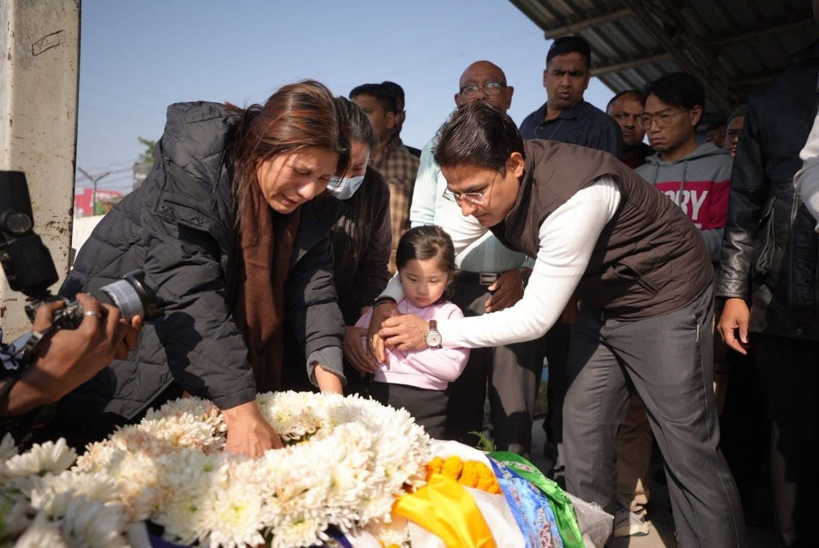 प्रशान्त तामाङको  पार्थिव शरिरमा ३ बर्षे छोरीले फूल चढाउँदा रोकिएन कसैको आँसु