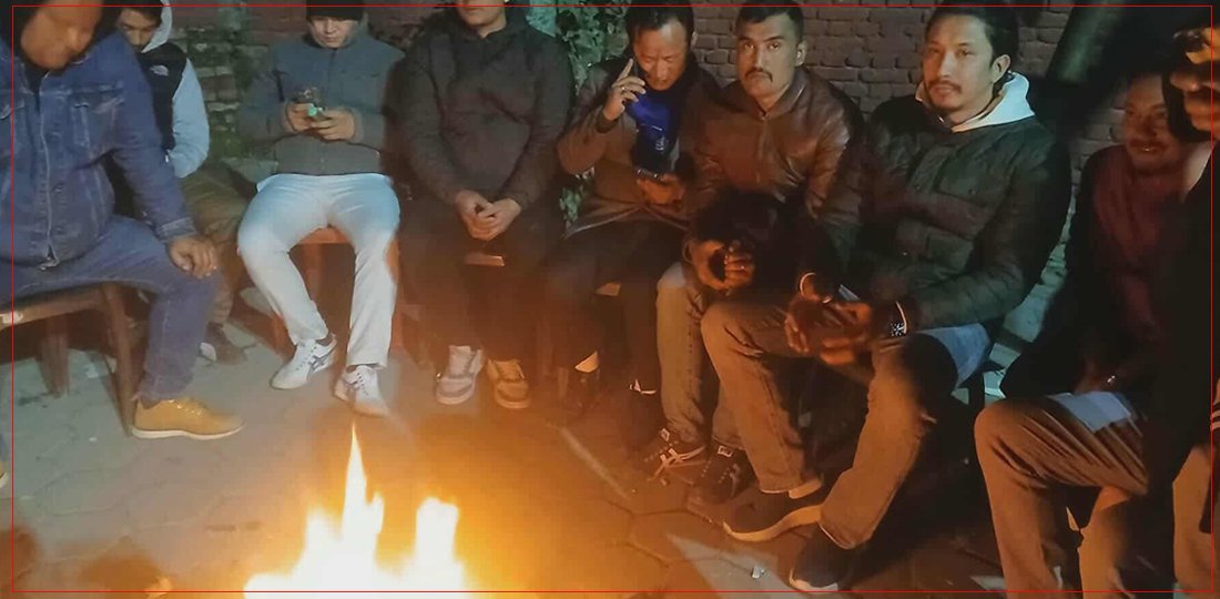 कारबाहीमा परेका गगन थापा, विश्वप्रकाश शर्माको समूहले पार्टी कार्यालय कब्जा गर्ने भयले तरुण दलका नेता कार्यकर्ताहरू पार्टी कार्यालयमै आगो तापेर बस्दै