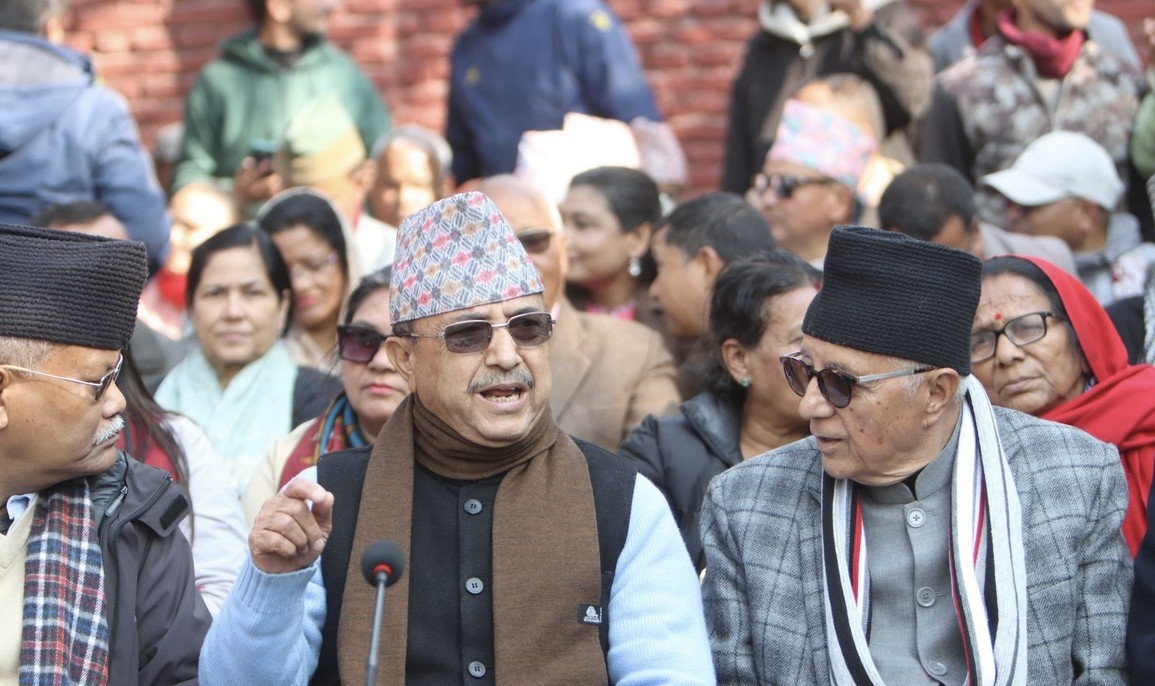 निर्वाचन तालिका स्थगन माग गर्न आयोग जाँदै देउवा समूह
