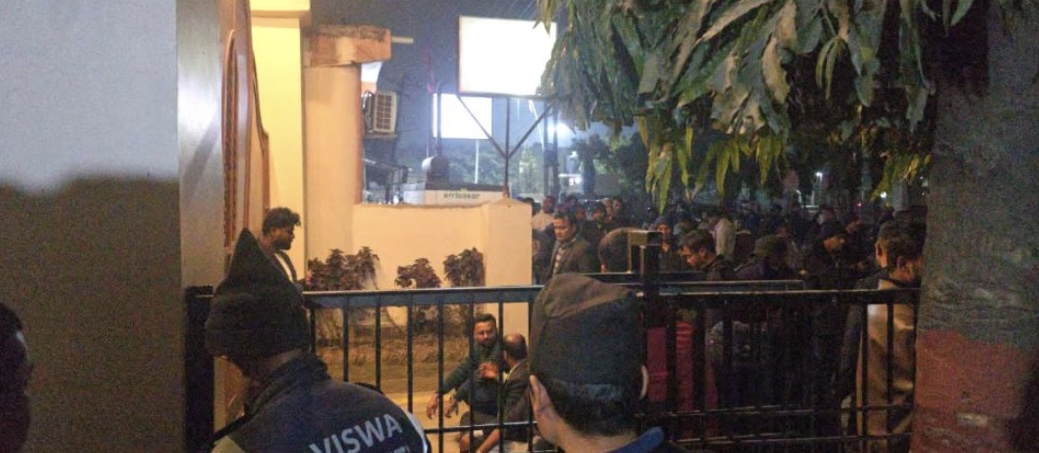 टिकट वितरणमा चलखेल भएको भन्दै रवि–बालेन बसेको होटल बाहिर विरोध