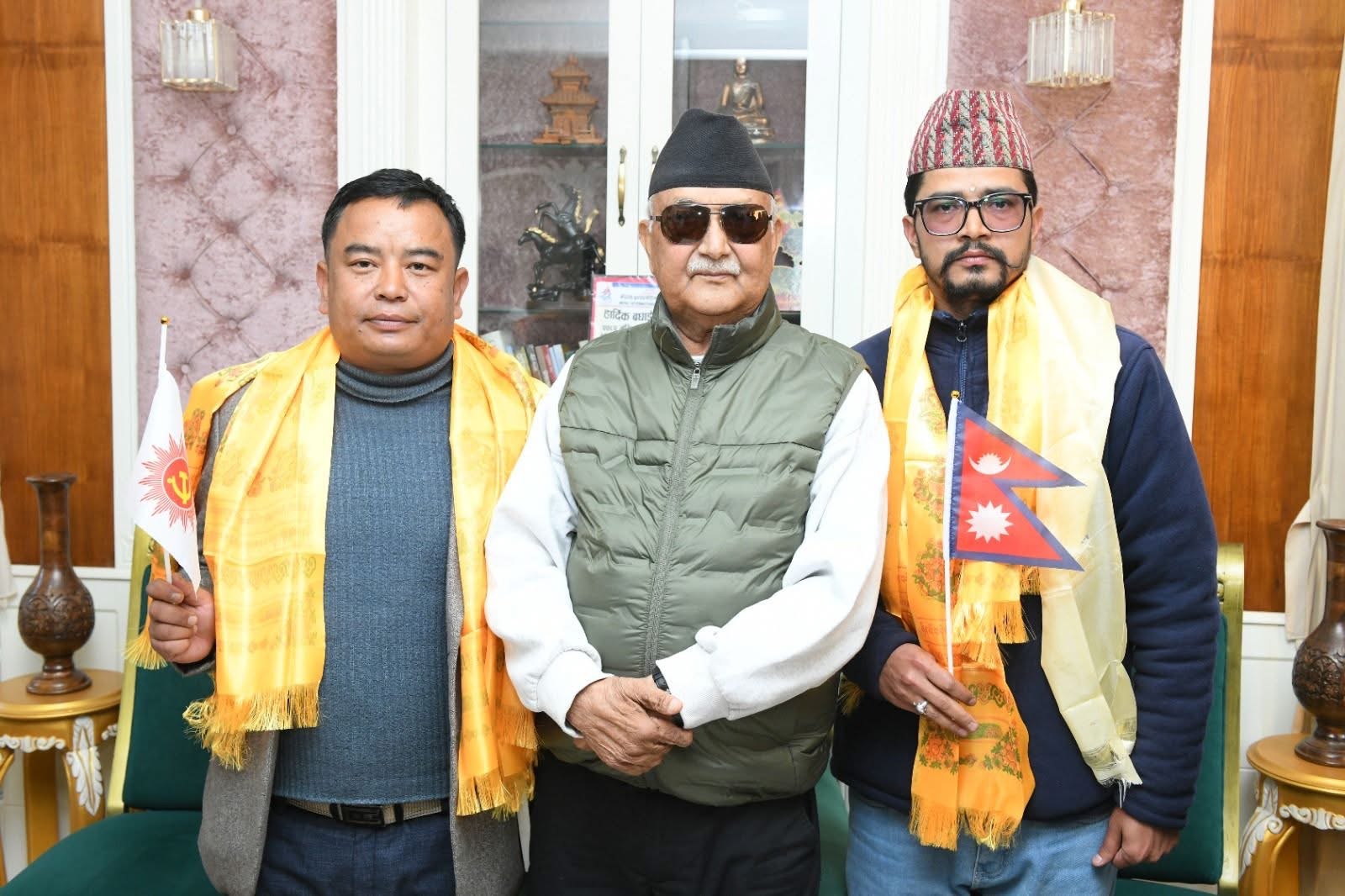 प्रचण्ड-माधवलाई झड्का :  काठमाडौँ महानगर कमिटीका अध्यक्ष नै एमालेमा प्रवेश