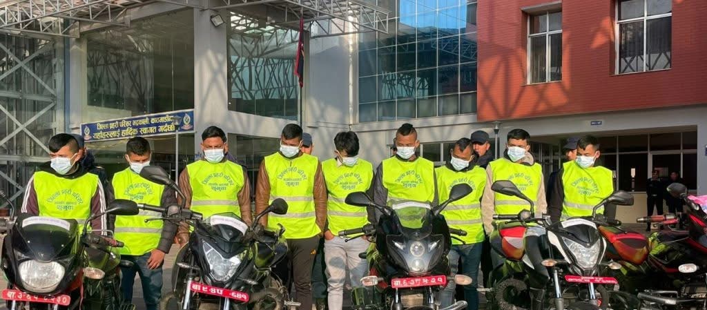 यी हुन् काठमाडौंको मूलपानीमा गोली हानेर समातिएका १० लुटेराहरु