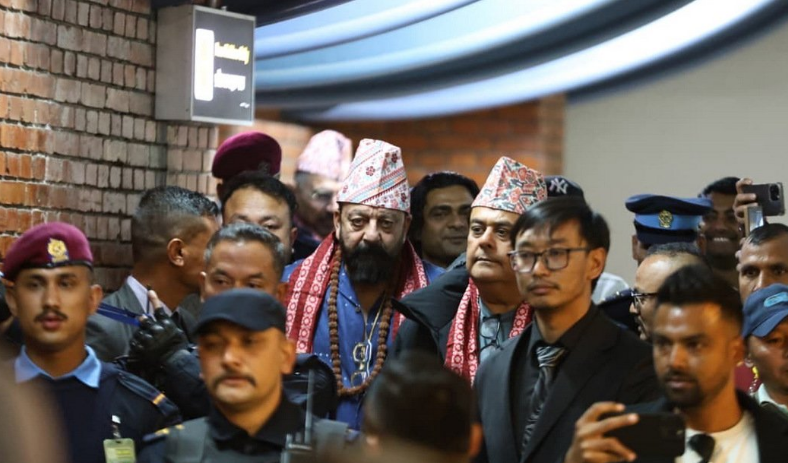 पशुपतिनाथको दर्शन गर्न पुगे सञ्जय दत्त