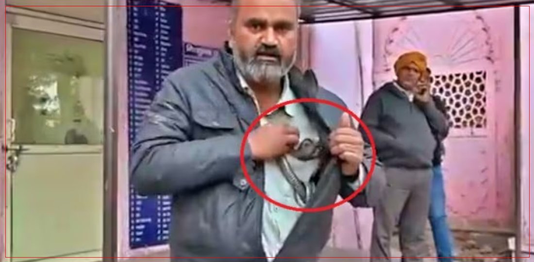 आफूलाई डस्ने सर्प जिउँदै बोकेर उपचारका लागि अस्पताल पुगे एक व्यक्ति