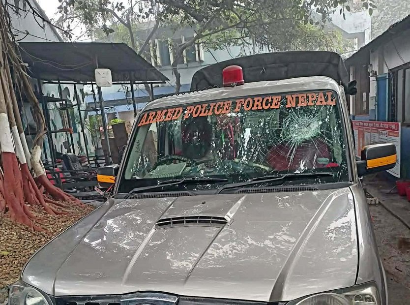 अवैध गोदाममा सशस्त्र प्रहरीको छापा, तस्कर समूहको आक्रमणबाट ३ प्रहरी घाइते