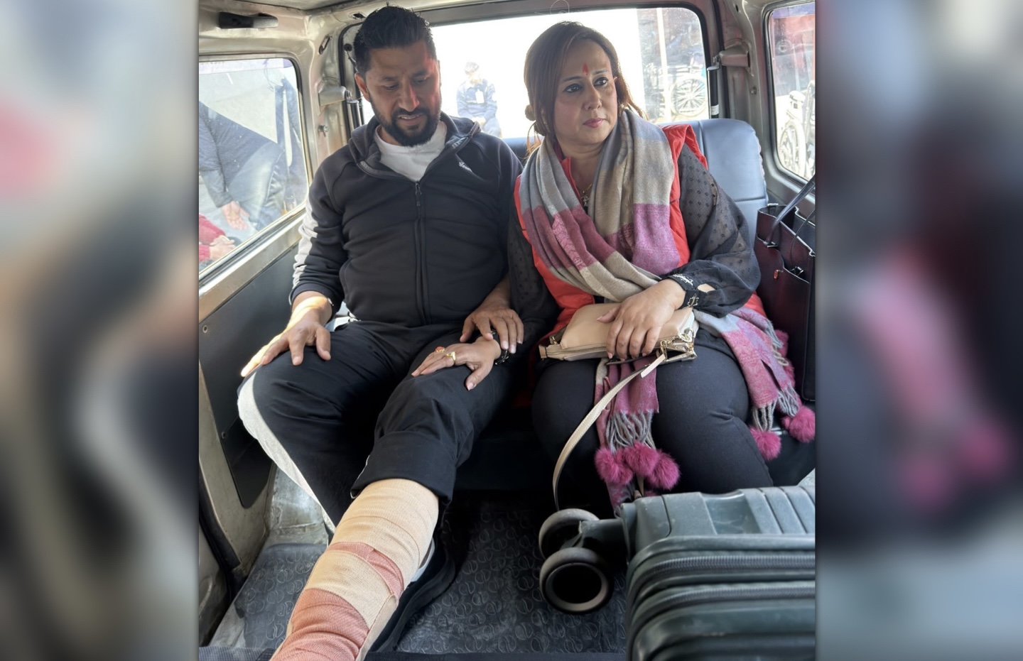 यसरी चितवन उडे रास्वपा सभापति रवि लामिछाने, एम्बुलेन्समा राखेर जहाजसम्म लगिएको थियो