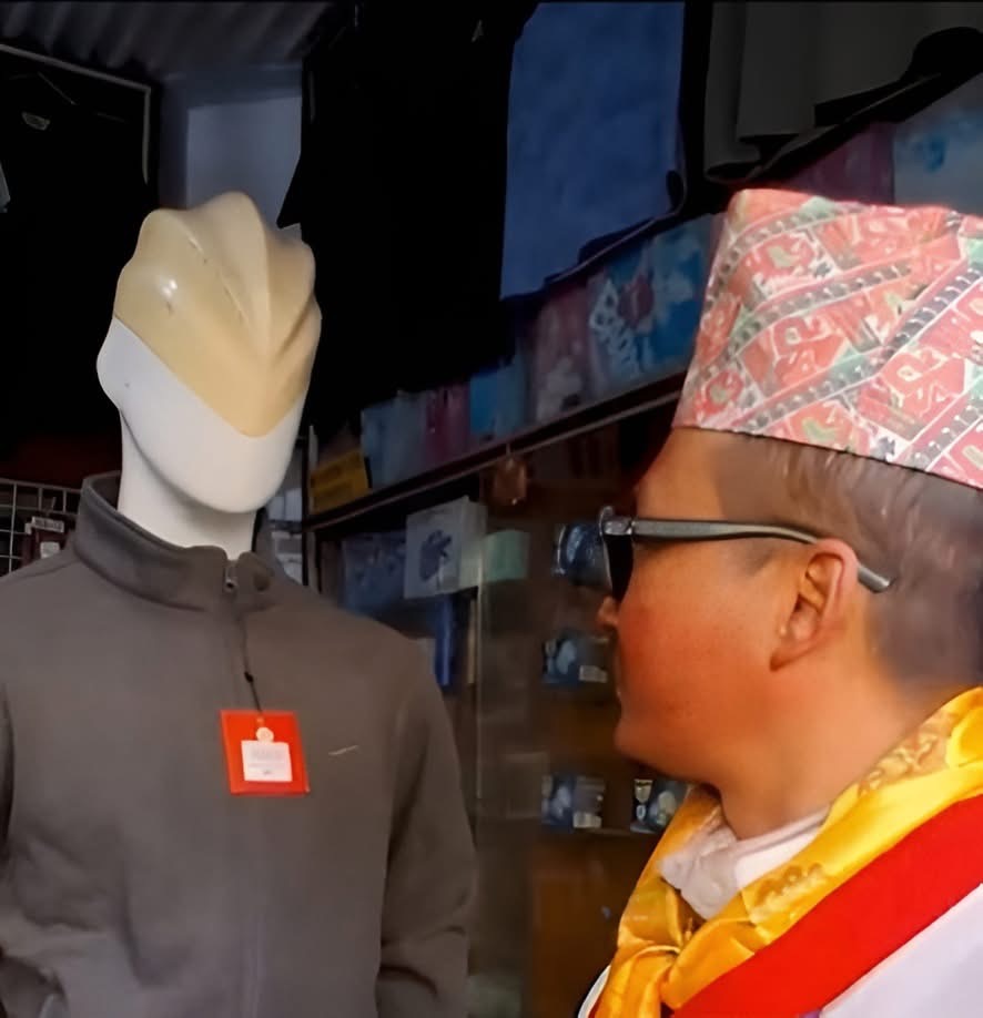 रास्वपा उम्मेदवार सुदन गुरुङले झुक्किएर लुगा पसलको डमीसंग भोट मागेपछि…