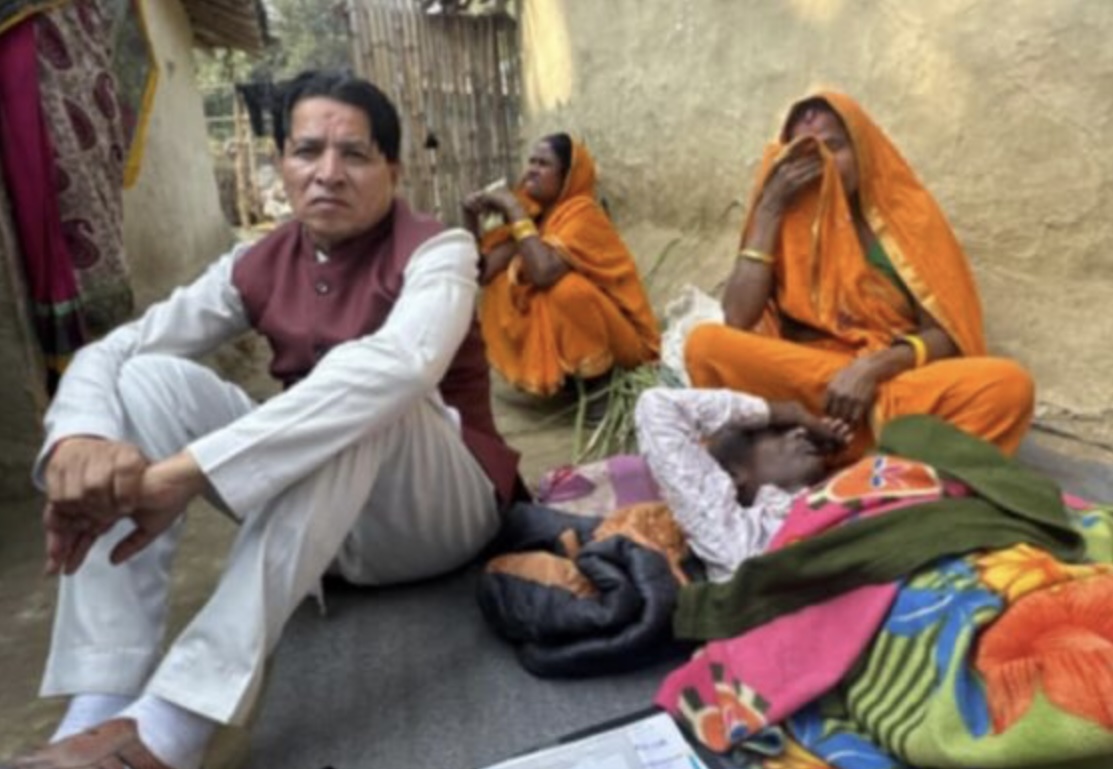 ऋषि धमलाले चुनावी घरदैलोमा जाँदा भेटिएका सिकिस्त विरामीको वीर अस्पतालमा उपचार गराए