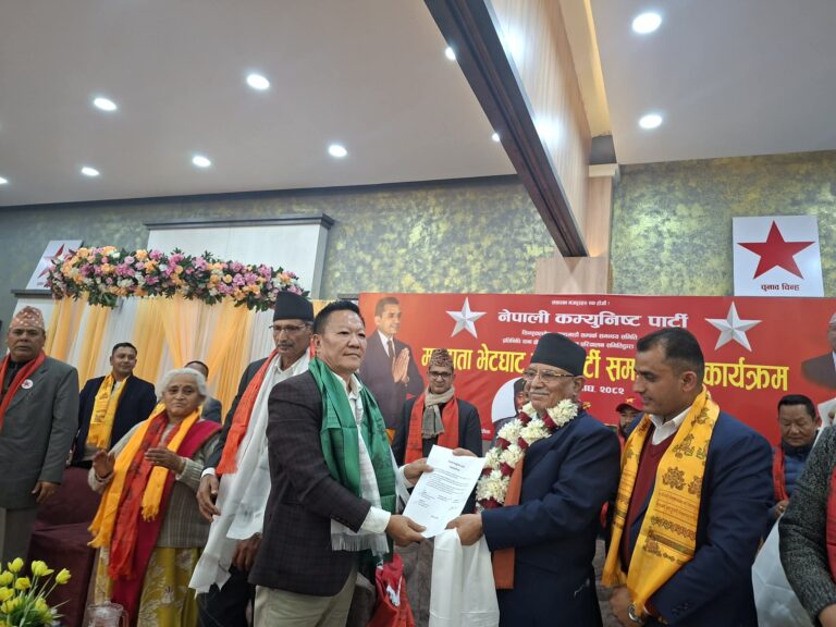 एमालेका प्रभावशाली नेता तथा पूर्वमेयर निमफुन्जो शेर्पा नेकपामा प्रवेश, प्रचण्डले गरे स्वागत