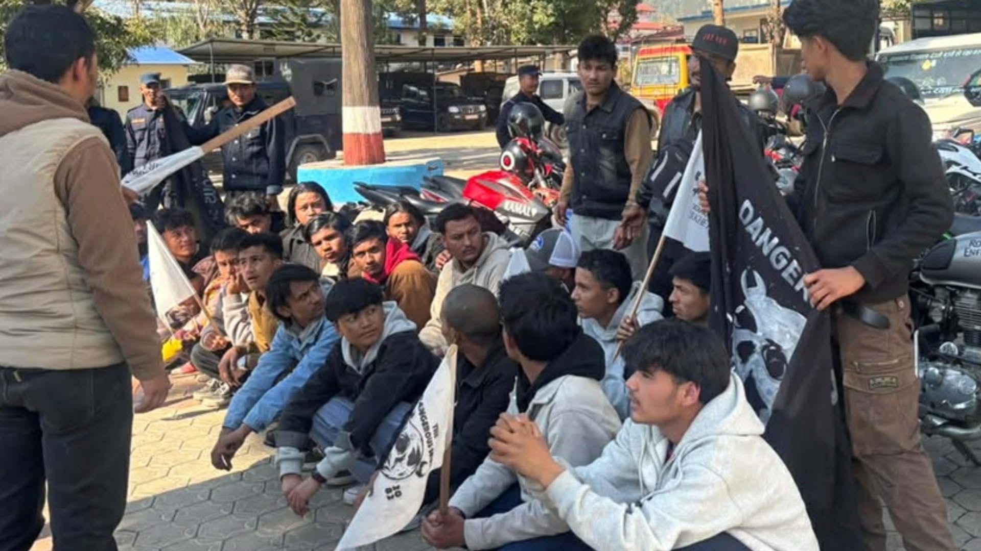 खतरनाक खोपडी’ समूहका २५ युवा पक्राउ