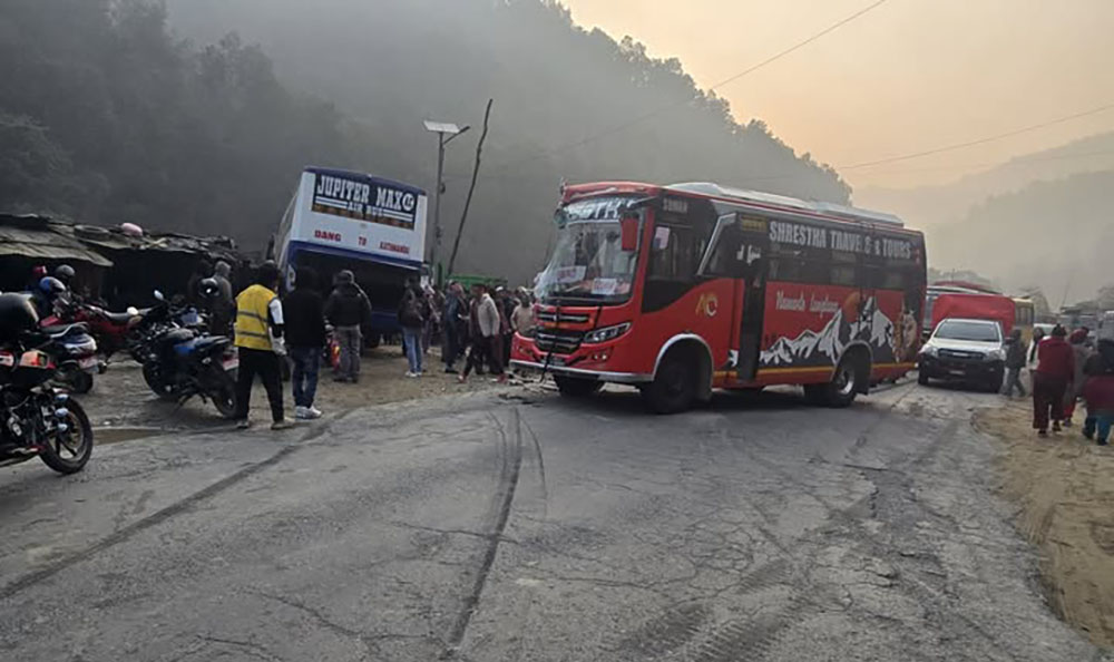 दुईवटा बस एक-आपसमा ठो’क्किएर दुर्घ’टना भई बस चिया पसल छिर्दा चिया खाँदै गरेको एकजनाको मृत्यु
