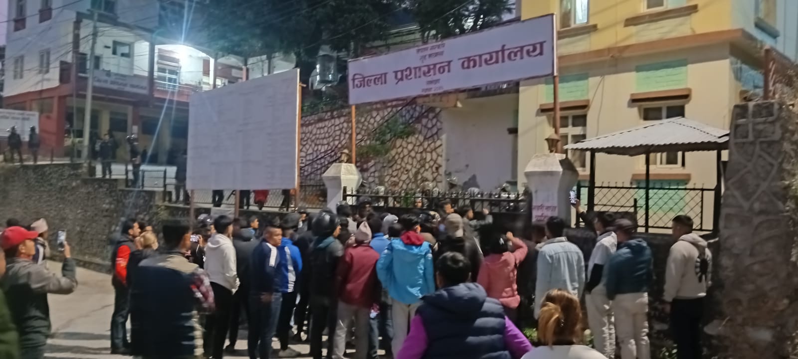 बस दुर्घटनाका पीडितमाथि अश्रु ग्यास र हवाई फायर