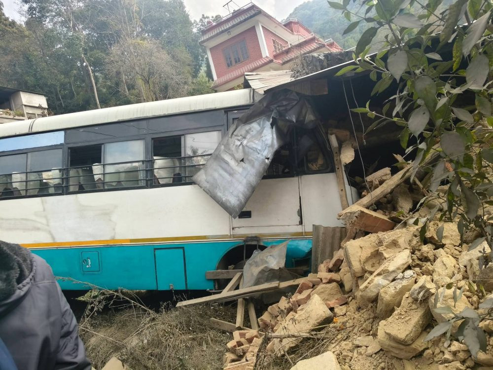 काठमाडौं आउँदै गरेको बस दुर्घटना, चार जना घाइते