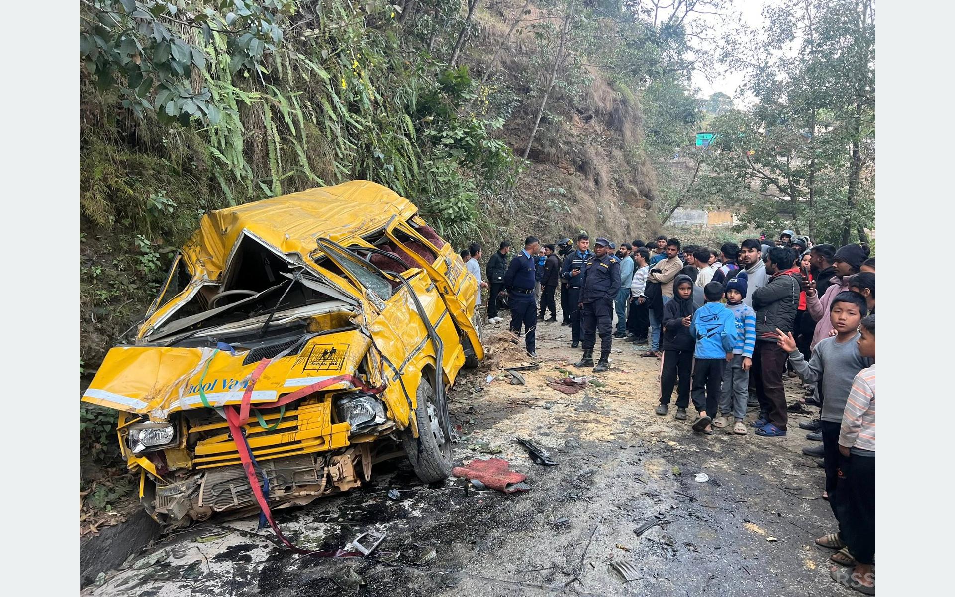 स्कूल बस दुर्घटना अपडेटः एक जनाको मृत्यु, छ जनालाई पोखरा पठाइयो