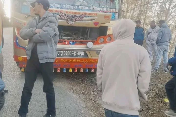 बसको ढोकाबाट खसेर एक जनाको मृत्यु