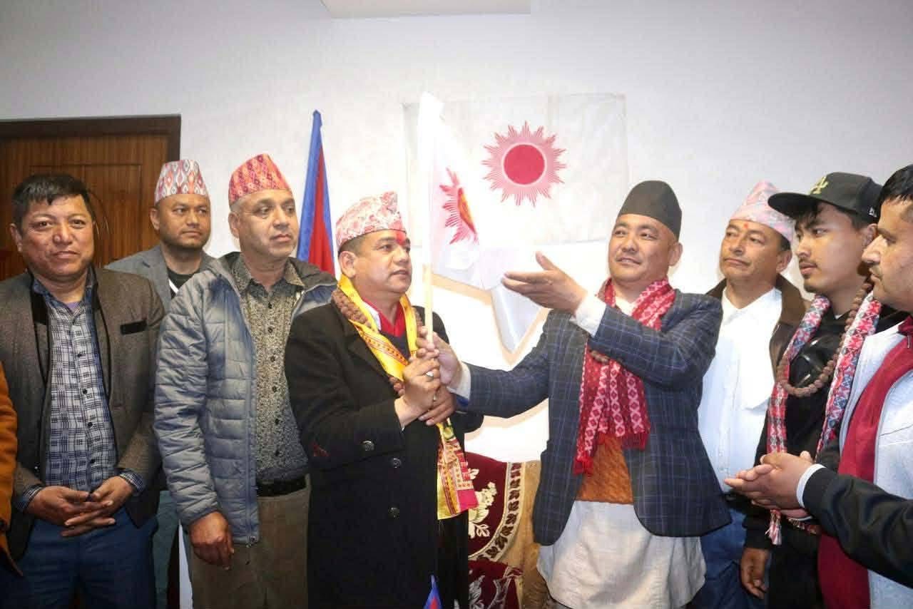 नुवाकोट नेकपामा पहिरो, दुप्चेश्वर–१ का वडाध्यक्ष सीताराम तामाङ एमाले प्रवेश